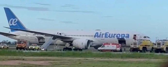 Boeing 787-900 de la aerolnea Air Europa, EC- MTI,  en pista tras aterrizar de emergencia por las fuertes turbulencias sufridas. 